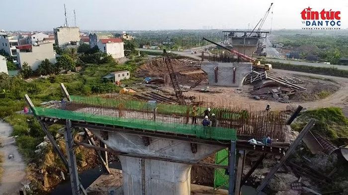 Công nhân thi công trên đỉnh trụ cầu, chuẩn bị các hạng mục kết cấu phía trên.