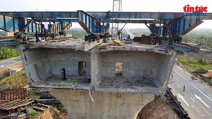 Cận cảnh kết cấu bê tông đang thi công tại một trụ cầu thuộc dự án.
