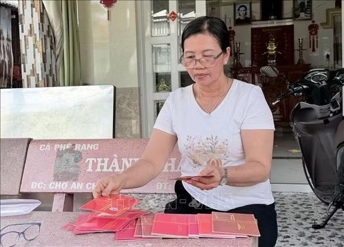 Bà Nguyễn Thị Mộng Tuyền xem lại các giấy chứng nhận hiến máu tình nguyện, lưu giữ kỷ niệm về hành trình sẻ chia những giọt máu nghĩa tình.