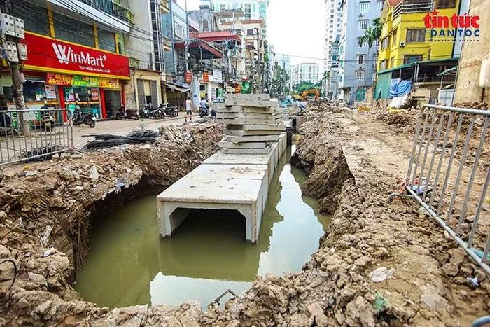 Những cấu kiện cống hộp bê tông được lắp đặt trong rãnh đào, từng bước hình thành hệ thống thoát nước của tuyến đường.