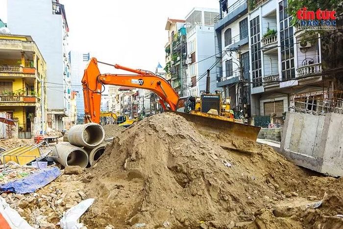 Máy xúc và máy ủi được huy động xử lý đất đá, tạo mặt bằng phục vụ thi công các hạng mục hạ tầng.