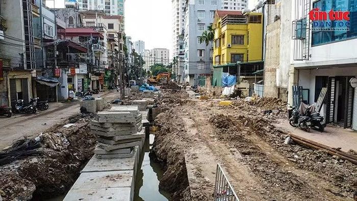 Dọc tuyến đường, các rãnh đào sâu và cấu kiện bê tông đang được triển khai phục vụ thi công hệ thống thoát nước.