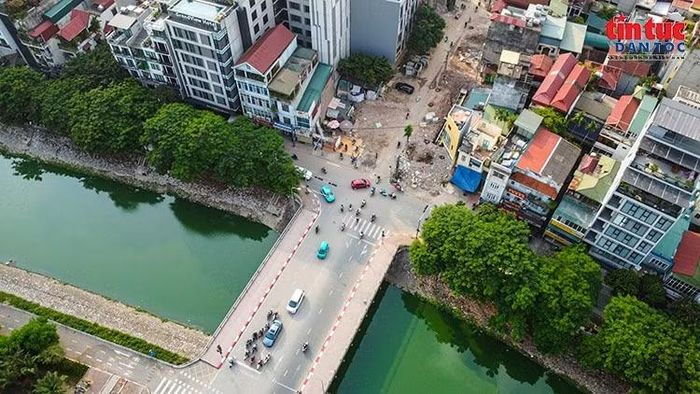 Ngõ 381 Nguyễn Khang kết nối với khu vực cầu Yên Hòa qua sông Tô Lịch, được kỳ vọng góp phần giảm ùn tắc giao thông sau khi hoàn thành cải tạo, mở rộng.