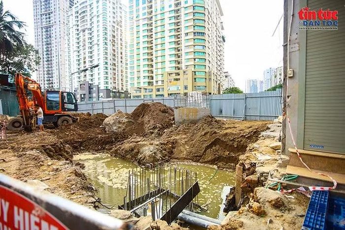 Các thanh thép được bố trí để thi công kết cấu bê tông.
