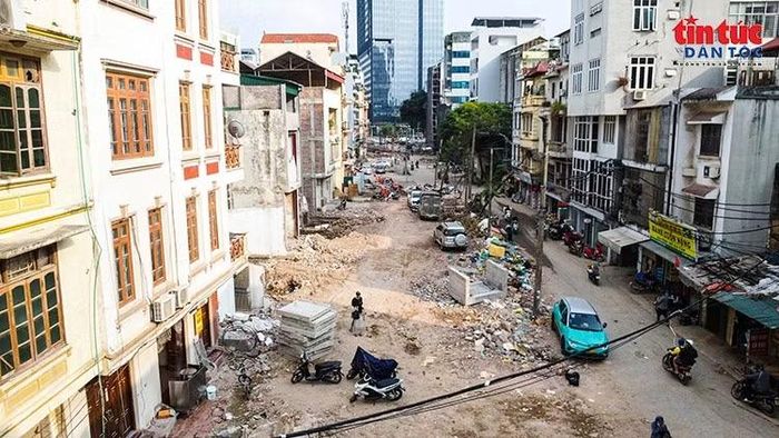 Tuyến ngõ 381 Nguyễn Khang dần lộ diện mặt bằng mở rộng, trong khi nhiều đoạn vẫn ngổn ngang đất đá, vật liệu xây dựng.