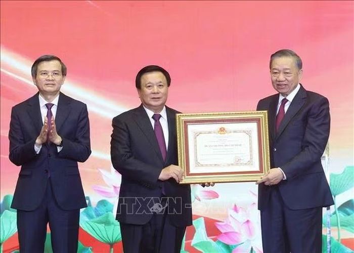 Tổng Bí thư, Chủ tịch nước Tô Lâm trao Huân chương Hồ Chí Minh tặng Hội đồng Lý luận Trung ương. Ảnh: Thống Nhất/TTXVN