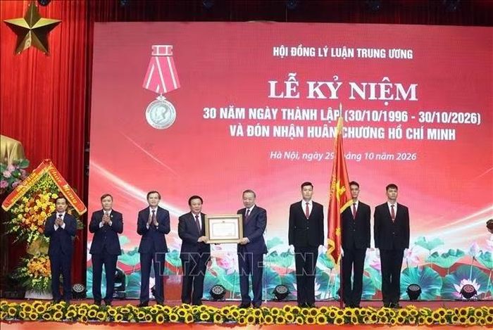 Tổng Bí thư, Chủ tịch nước Tô Lâm trao Huân chương Hồ Chí Minh tặng Hội đồng Lý luận Trung ương. Ảnh: Thống Nhất/TTXVN