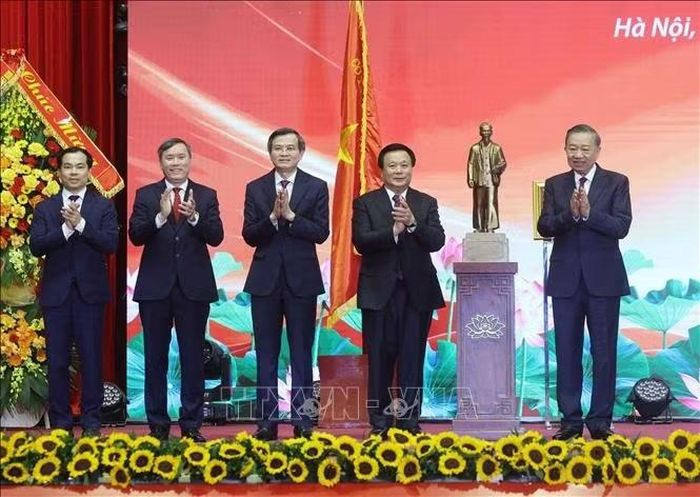 Tổng Bí thư, Chủ tịch nước Tô Lâm tặng bức tượng Chủ tịch Hồ Chí Minh cho Hội đồng Lý luận Trung ương. Ảnh: Thống Nhất/TTXVN