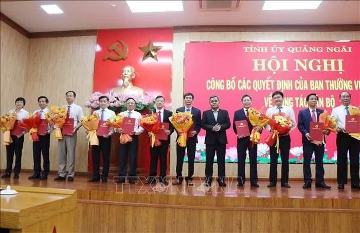 Ủy viên Trung ương Đảng, Bí thư Tỉnh ủy Quảng Ngãi Hồ Văn Niên trao Quyết định cho các cán bộ được điều động, luân chuyển.