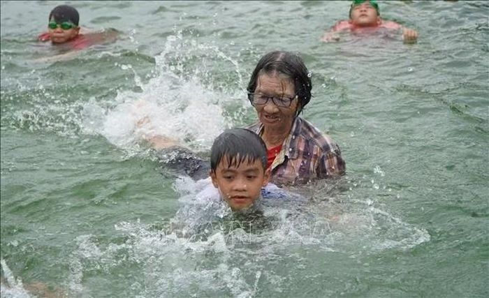 Bà Trần Thị Kim Thia ở xã Phương Thịnh, tỉnh Đồng Tháp hơn 20 năm dạy bơi miễn phí cho trẻ nhỏ. Ảnh: Nhựt An/TTXVN