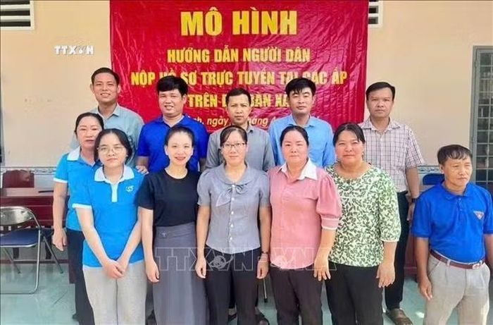 Các thành viên "Mô hình hướng dẫn người dân nộp hồ sơ trực tuyến tại các ấp" của xã Phú Thành, tỉnh Đồng Tháp. Ảnh: Hữu Chí/TTXVN