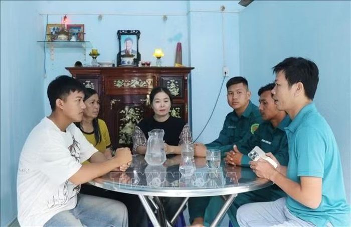 Ban nhân dân thôn Phổ An, xã An Phú thăm hỏi gia đình em Huỳnh Trần Quốc Hiếu (sinh năm 2008), người đã viết đơn tình nguyện lên đường nhập ngũ.