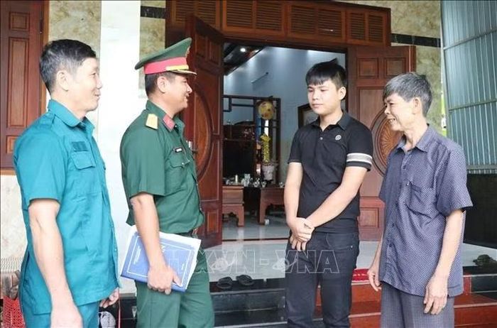 Ban Chỉ huy quân sự xã Ba Tơ thăm hỏi, động viên gia đình ông Phan Trọng Lĩnh, ở thôn Tài Năng có con trai viết đơn tình nguyện lên đường nhập ngũ.