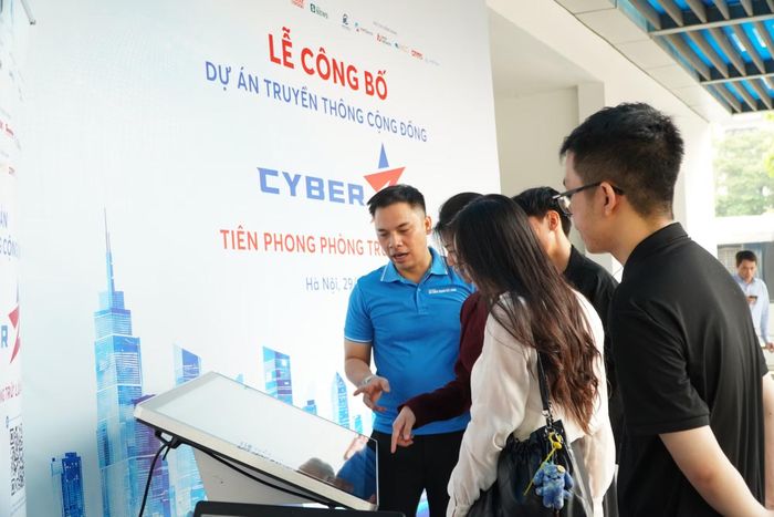 Sinh viên, thanh niên quét mã QR trải nghiệm chương trình.