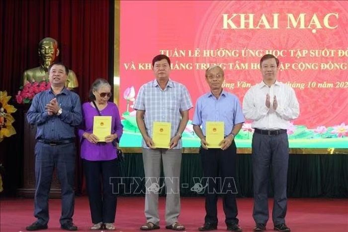 Khen thưởng cho Các gia đình, dòng họ học tập tại phường Đồng Văn.