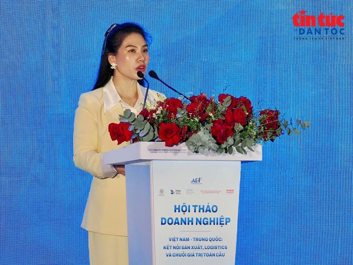 Tổng Giám đốc Cảng quốc tế QTM Ngô ThịThanh Vy trình bày tham luận về “Cảng biển và cơ hội hợp tác logistics” tại Hội thảo Doanh nghiệp Việt Nam - Trung Quốc.