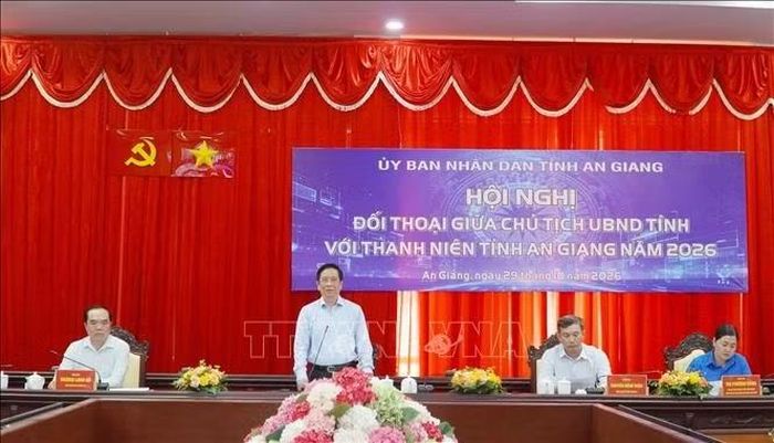 Ủy viên BCH Trung ương Đảng, Phó Bí thư Tỉnh ủy, Chủ tịch UBND tỉnh An Giang Hồ Văn Mừng giải đáp những vấn đề thanh niên đặt ra tại buổi đối thoại.