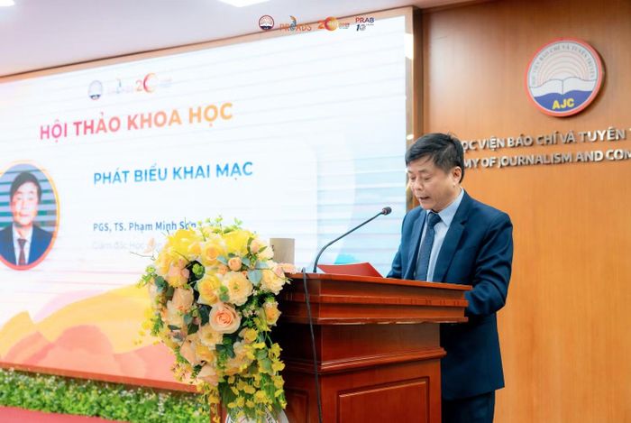 "Công nghệ có thể nâng cao hiệu suất lao động, nhưng việc xác định mục tiêu và giá trị của mỗi sản phẩm truyền thông vẫn thuộc về con người”, PGS.TS. Phạm Minh Sơn, Giám đốc Học viện Báo chí và Tuyên khẳng định.