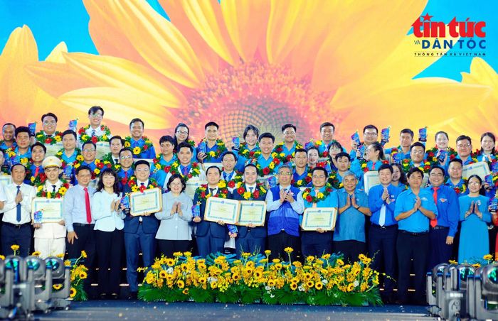 Lãnh đạo TP Hồ Chí Minh với các gương "Thủ lĩnh thanh niên tiêu biểu" giai đoạn 2021-2026.