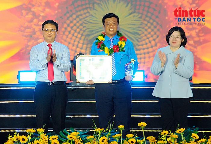 Anh Nguyễn Minh Tuấn, Bí thư Đoàn, Chủ tịch Hội Liên hiệp Thanh niên Việt Nam phường Phước Long được vinh danh “Thủ lĩnh Thanh niên Thành phố tiêu biểu” giai đoạn 2021 - 2026.