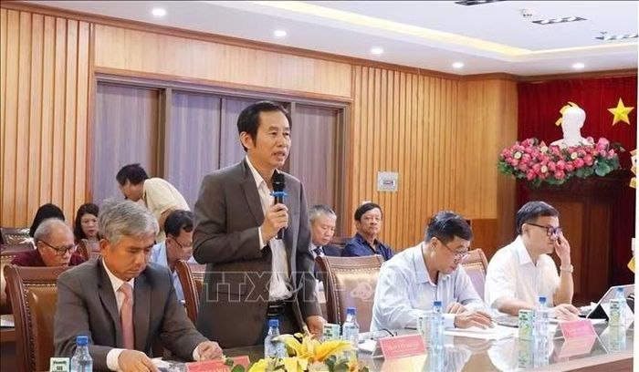 Bác sĩ Trần Văn Khanh, Giám đốc Bệnh viện Lê Văn Thịnh Thành phố Hồ Chí Minh trình bày tham luận tại Tọa đàm.