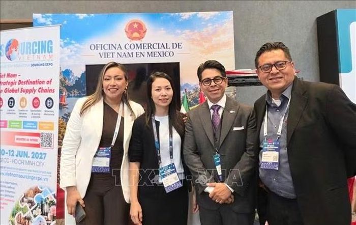 Tham tán Thương mại Việt Nam tại Mexico Nguyễn Thị Trang chụp ảnh chung cùng lãnh đạo Hội đồng Doanh nghiệp Ngoại thương, Đầu tư và Công nghệ Mexico (COMCE). Ảnh: TTXVN phát