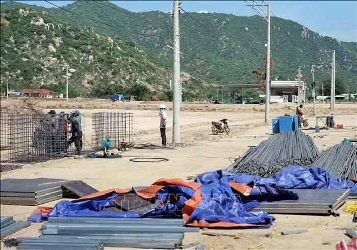 Các nhà thầu tập trung thi công các hạng mục khu tái định cư Dự án Nhà máy Điện hạt nhân Ninh Thuận 2 (xã Vĩnh Hải).