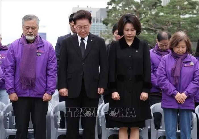 Tổng thống Hàn Quốc Lee Jae Myung (thứ 2, trái) tưởng niệm các nạn nhân vụ giẫm đạp tại Itaewon trong buổi lễ được tổ chức ở Seoul, ngày 29/10/2026. Ảnh: Yonhap/TTXVN phát