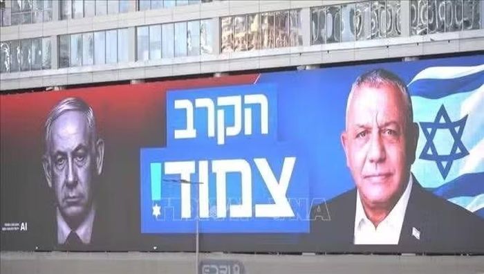 Biển quảng cáo tranh cử giữa Thủ tướng đương nhiệm Benjamin Netanyahu, lãnh đạo đảng Likud và cựu Tổng tham mưu trưởng quân đội Gadi Eisenkot của đảng Yashar.