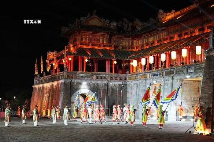 Quang cảnh Lễ Đổi gác ở Ngọ Môn trong đêm “Hoàng cung huyền ảo” tại Đại Nội Huế.