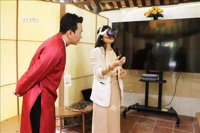 Du khách trải nghiệm “Không gian trải nghiệm văn hóa - di sản - công nghệ" ở Huế.