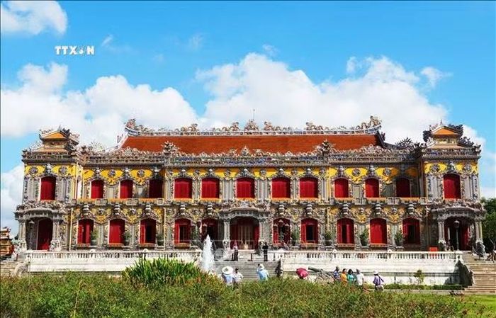 Du khách tham quan Điện Kiến Trung - Đại Nội Huế, thành phố Huế.