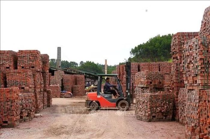 Sản xuất gạch tại Công ty Cổ phần Sản xuất vật liệu xây dựng Cao Bằng.