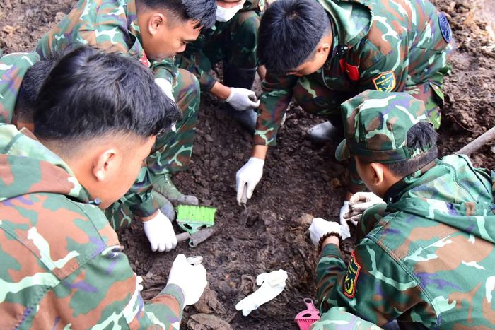 Lực lượng tìm kiếm hài cốt liệt sĩ tại Công viên Lê Thị Riêng.