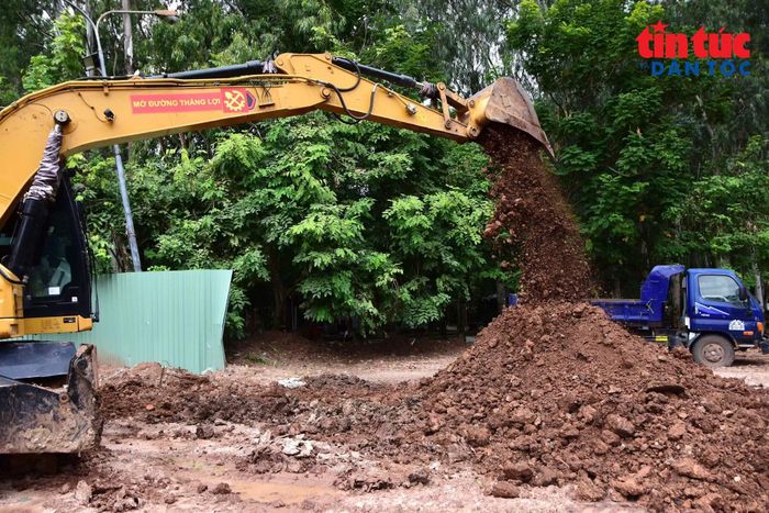 Máy cuốc phục vụ đào, vận chuyển đất.