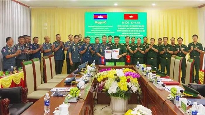 Đại diện Ban Chỉ huy Bộ đội Biên phòng tỉnh Lâm Đồng và Bộ Chỉ huy Hiến binh tỉnh Mondulkiri tiến hành ký kết Biên bản hội đàm. Ảnh: TTXVN phát