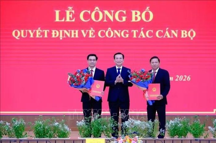 Ủy viên Trung ương Đảng, Chủ tịch UBND tỉnh Hồ Văn Mười trao Quyết định điều động các ông Huỳnh Duy Khôi (bên phải), Phó Giám đốc Sở Nông nghiệp và Môi trường sang giữ chức vụ Phó Giám đốc Sở Công Thương; điều động và bổ nhiệm ông Hoàng Viết Nam (bên trái), Phó Giám đốc Sở Y tế sang làm Phó Giám đốc Sở Tư pháp.