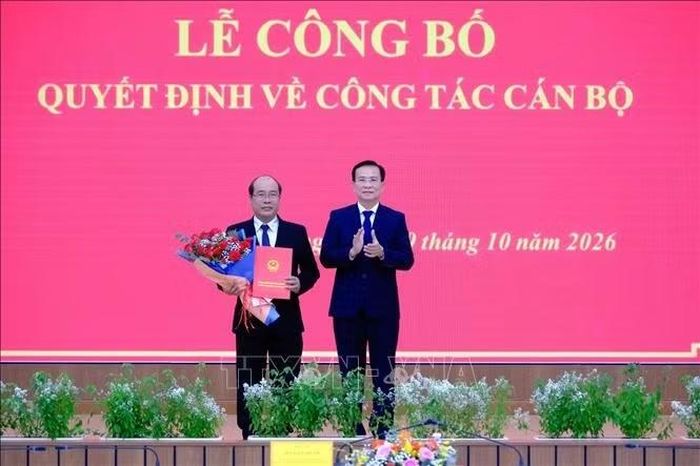 Ủy viên Trung ương Đảng, Chủ tịch UBND tỉnh Hồ Văn Mười trao Quyết định bổ nhiệm ông Cao Sơn Dũng, Tỉnh ủy viên, quyền Giám đốc Sở Xây dựng giữ chức vụ Giám đốc Sở Xây dựng.