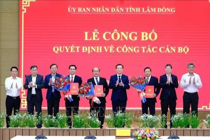 Lãnh đạo UBND tỉnh Lâm Đồng chúc mừng 3 cán bộ vừa nhận quyết định điều động, bổ nhiệm.