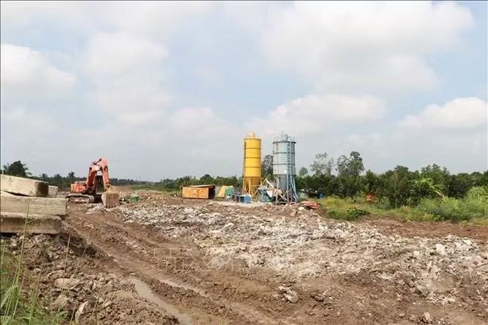 Nút giao cao tốc Mỹ An - Cao Lãnh đang thi công.