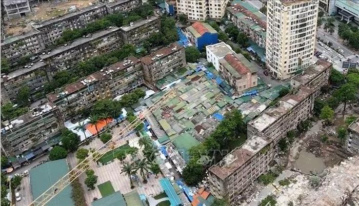 Chung cư Quang Trung được Chính phủ Đức viện trợ xây dựng từ năm 1974, đưa vào sử dụng năm 1976, gồm 22 tòa nhà thuộc các khu A, B, C và D.
