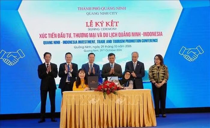 Các bên ký biên bản thỏa thuận hợp tác.