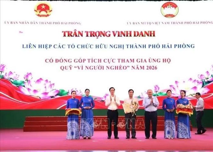 Lãnh đạo thành phố vinh danh các đơn vị, địa phương, nhà hảo tâm có đóng góp tích cực trong công tác vận động, ủng hộ Quỹ “Vì người nghèo” năm 2026.