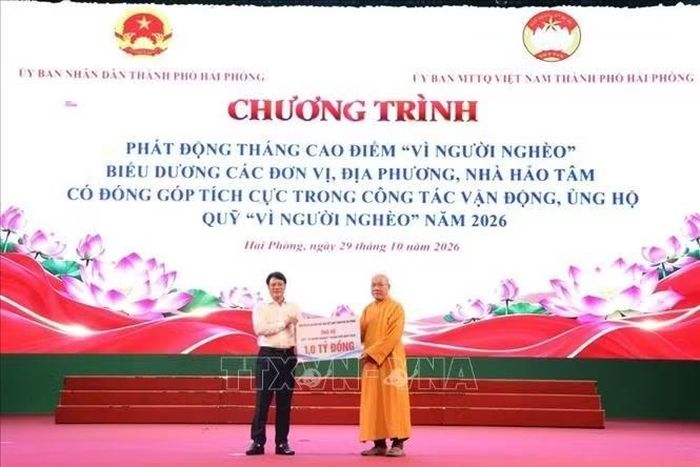 Đại diện Thường trực Ủy ban Mặt trận Tổ quốc Việt Nam thành phố Hải Phòng nhận ủng hộ Quỹ "Vì người nghèo" năm 2026 thành phố do các cá nhân, tổ chức, doanh nghiệp trao tặng.