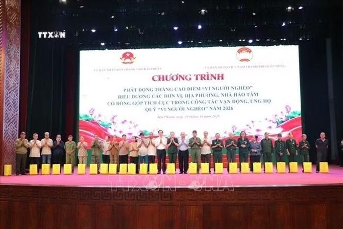 Lãnh đạo thành phố trao quà tặng 25 trường hợp là hộ nghèo, nạn nhân chất độc da cam/đioxin và cựu thanh niên xung phong. Ảnh: Mạnh Minh/TTXVN