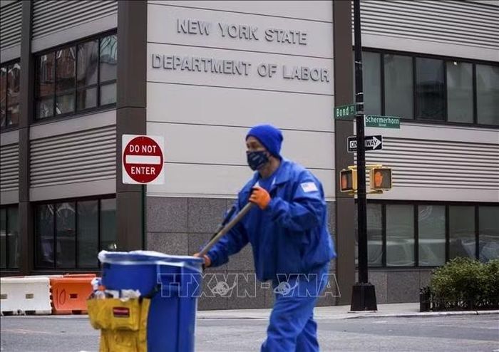 Nhân viên quét dọn làm việc tại New York, Mỹ. Ảnh: THX/TTXVN
