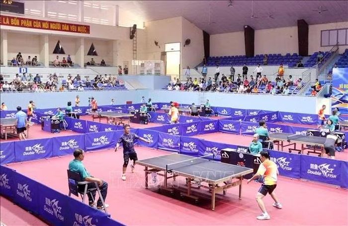 Vận động viên thi đấu nội dung đơn nam, đơn nữ trước Lễ bế mạc và trao giải.