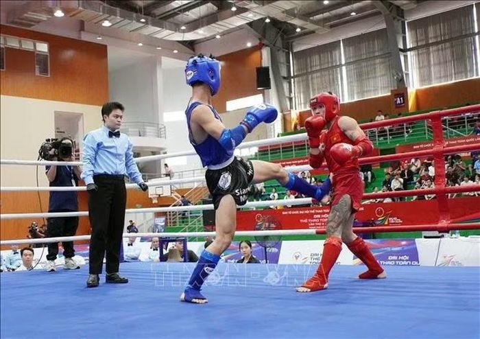 Trận chung kết Muay nam hạng cân 60 kg giữa võ sĩ Nguyễn Thành Thoan (áo đỏ, Gia Lai) và Vũ Đình Sơn (Bộ Công an).