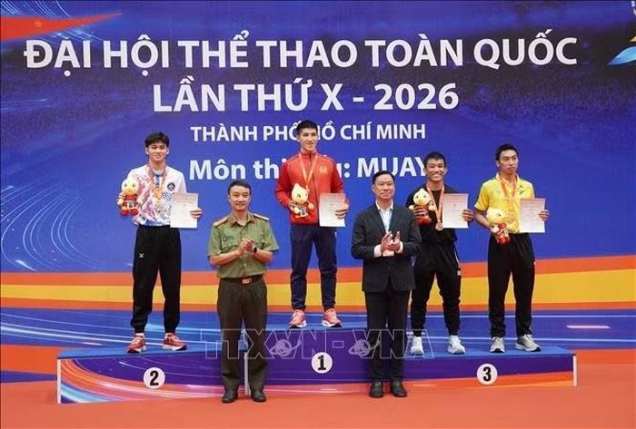Ban tổ chức trao huy chương cho các vận động viên Muay hạng cân 63.5kg nam đạt thành tích cao tại Đại hội Thể thao toàn quốc lần thứ X năm 2026.