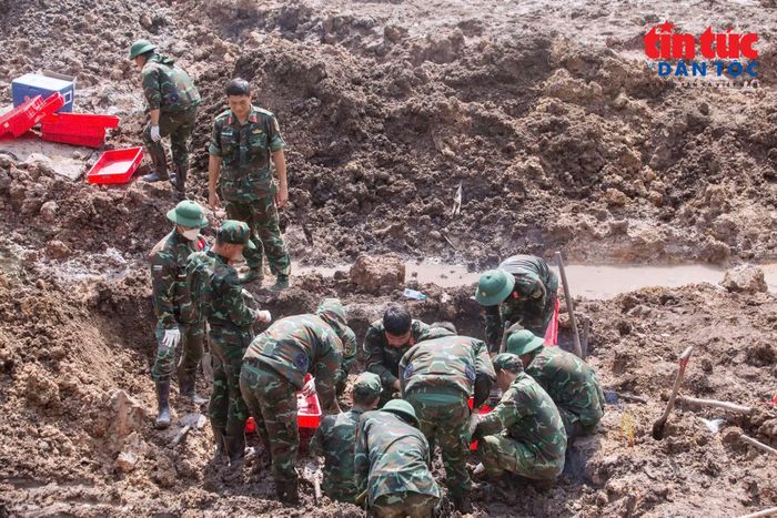 Các lực lượng tìm kiếm, quy tập hài cốt liệt sĩ tại Công viên Lê Thị Riêng, phường Hòa Hưng, TP Hồ Chí Minh.